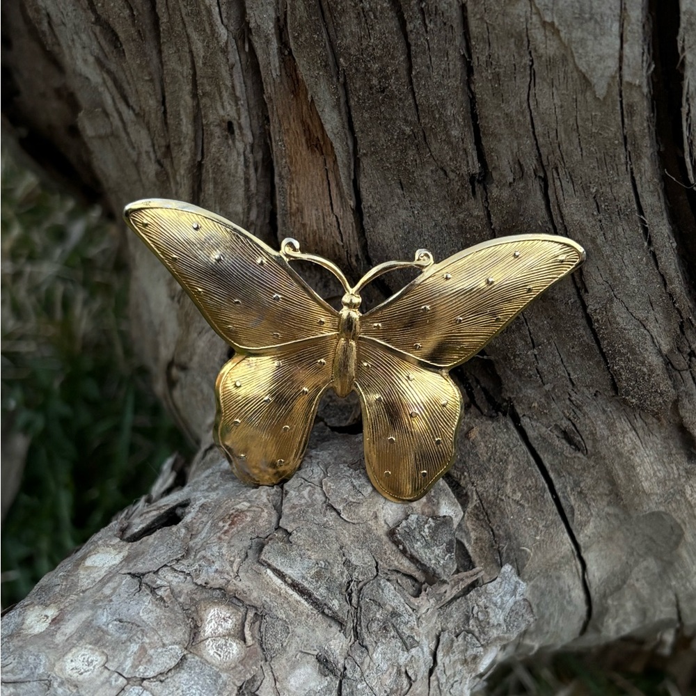 Vintage delicate Gold Butterfly Brooch Pin